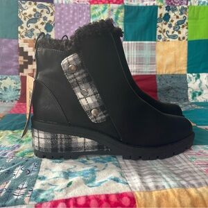 NWT Muk Luks size 10 women’s Plaid Norway Wedge boots bootie